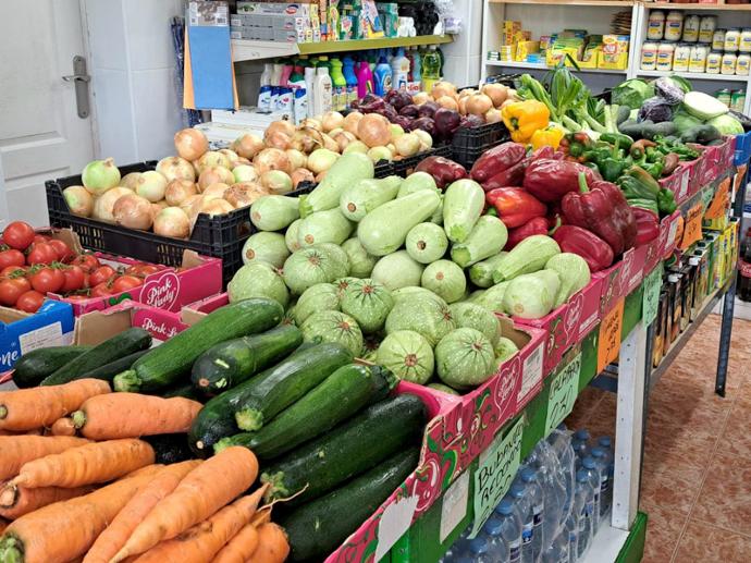 frutas y verduras puestas en la tienda la fajana